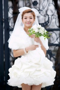 毎週土日、夜6時50分に放送中のTV朝鮮週末ドラマ『コ・ボンシルおばさんを救え』で、爽やかで溌剌とした魅力を発散しているf(x)のルナが、ウェディングドレス姿を公開した。