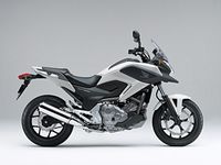 NC700X（パールサンビームホワイト）（画像：ホンダ）