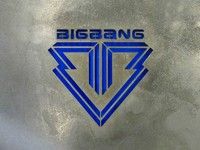 1年以上のブランクを経て帰ってきた男性グループBIGBANG（ビッグバン）が、ニューシングル「Blue」で音楽配信サイトのモンキー3、メロン、ネイバーミュージックなどでオンライン・リアルタイムチャート1位を席巻し、その名に恥じない威厳を見せつけた。