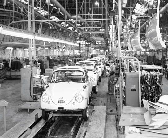 スバル360の生産ライン（写真：富士重工業）