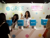 第14回東京ガールズコレクション レポートVol.1 -「ガールズパワー」いっぱいにひな祭りを盛り上げた企業ブース