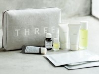 旅先でディープなお手入れが楽しめるTHREE トラベルキットが数量限定で発売