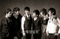 “最年長アイドル”「神話」（SHINHWA、 シンファ）が、2001年にヌード写真集を発売したエピソードを公開した。
