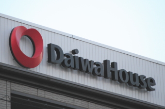 大和ハウス工業＜１９２５＞（東１）は１５日、１１１２円（３２円高）まで上げて戻り高値を更新し、昨年３月以来の１１００円台を回復。