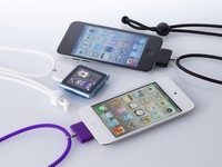 iPod/iPhoneのDockコネクタに装着すると首から提げて携帯できるストラップ「DockStrap One」
