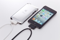 iPod/iPhoneのDockコネクタに装着すると首から提げて携帯できるストラップ「DockStrap One」