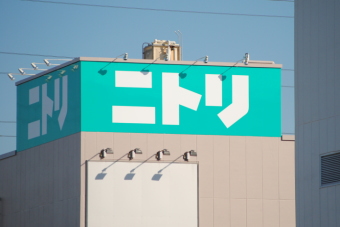 ニトリホールディングス＜９８４３＞（東１）は２３日、戻り高値を更新する相場になり、後場７３１０円（２１０円高）まで上げ、終値も７２９０円（１９０円高）と３日続伸。