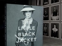 カール・ラガーフェルドによるシャネルのジャケットを着たオノ・ヨーコやジェーン・バーキンらセレブの写真展開催