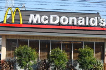 日本マクドナルドホールディングス＜２７０２＞（ＪＱＳ）は２９日、昨年来の高値を更新する相場になり、２１８５円（２４円高）をつけたあとも２１８０円（１９円高）前後で堅調。