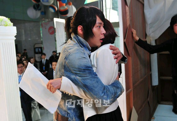 SBS水木ドラマ『屋根裏部屋の皇太子』でホン・セナ役を熱演中のチョン・ユミが話題だ。