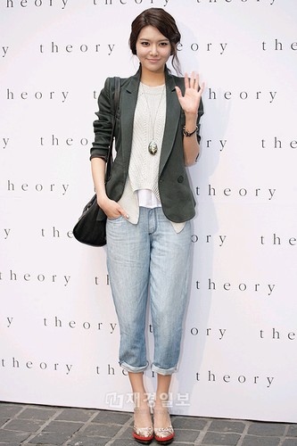少女時代のスヨンが29日午後、ファッションブランド「Theory」のショップオープン式に出席した。