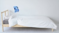 リアライズが4月18日に発売するベッド専用のiPadアシスタント『Manatee』（マナティ）