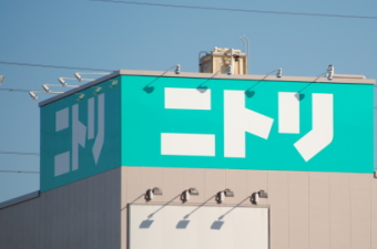 ニトリホールディングス＜９８４３＞（東１）は２日、１７０円高の７６５０円まで上げて５営業日続伸してり、連日の年初来高値更新となっている。