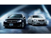 左：クラウン特別仕様車アスリート “Premium Edition”2.5L（ブラック）右： クラウン特別仕様車ロイヤルサルーン “Premium Edition”2.5L（ホワイトパールクリスタルシャイン）＜オプション装着車＞ （画像：トヨタ自動車）
