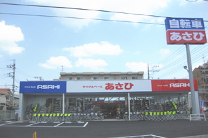 自転車小売りチェーンのあさひ<3333>(東1)は3日、戻り高値更新となり、1540円(35円高)で寄ったあと1575円(70円高)。 自転車小売りチェーンのあさひ<3333>(東1)は3日、戻り高値更新となり、1540円(35円高)で寄ったあと1575円(70円高)。