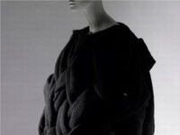 ヨウジ、ギャルソン、アンダーカバー、サカイ、アンリアレイジらの作品とともに、日本のファッションを読みとく展覧会