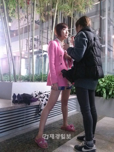 最近、チョン・ユミの所属事務所が韓国SBSドラマ『屋根裏部屋の皇太子』の撮影現場写真を公開した。