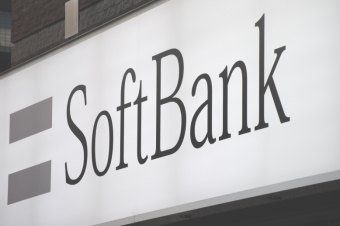 ソフトバンク＜９９８４＞（東１）は６日、次第に堅調となり、２３２１円（８円安）で寄ったあと、１０時４０分を回っては２３７２円（４３円高）まで上昇。