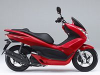 PCX150（ミレニアムレッド）（画像：ホンダ）