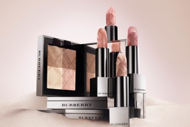 バーバリー ビューティから夏の日差しにぴったりのきらめきを表現する、限定のハイライトとリップの新色発売