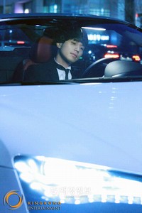 韓国SBS『強心臓』の初MCを成功裏に終えたイ・ドンウクのタイトル撮影のビハインドカットが公開された。写真＝キングコングエンターテイメント