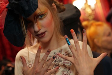 レディー・ガガも愛用、マックイーンやミュグレー、ヴィヴィアンのショーでも活躍するミンクスネイルズが東コレにも登場 