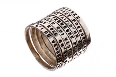 強く優しいメッセージが刻まれた、心に寄り添うセルジュ・トラバルのジュエリー