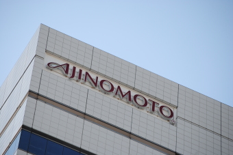 味の素＜２８０２＞（東１）は２７日、小動きの始まりとなり、１０３８円（４円安）で寄ったあとは１０４５円（３円高）から１０３７円（５円安）。