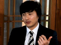 韓国の元サッカー選手アン・ジョンファンが妻イ・ヘウォンとの恋愛エピソードを公開した。