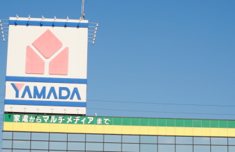 ヤマダ電機＜９８３１＞（東１）は２７日の大引け後、２０１２年３月決算の見込みを減額修正し、連結売上高は２兆０２００億円から１兆８３５４億円（前期は約２兆１５３３億円）に引き下げた。