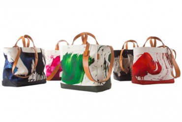 コーチ メンズのアーティストコラボ第2弾、ジェームス・ネアーズのペインティングバッグ