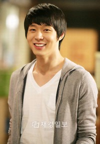 韓国SBSドラマ『屋根裏部屋の皇太子』（原題）の主演俳優パク・ユチョン（JYJ）が、中堅俳優たちから相次いで賞賛を浴び、“称賛男”の異名を取った。