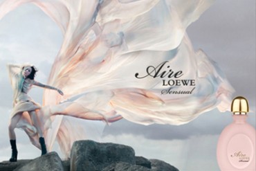 ロエベの代表的フレグランスから、新たに「アイレ ロエベ センスアル」が登場