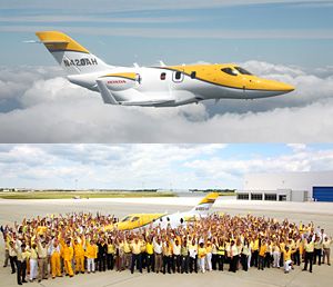 HondaJet量産型4号機 初飛行の様子（上）と初飛行を祝うHACIの従業員たち（下）（写真：ホンダ）