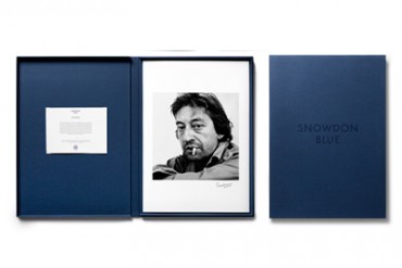 アクネから初の写真集「SNOWDON BLUE」発売 - スノードン卿によるブルーシャツのポートレート