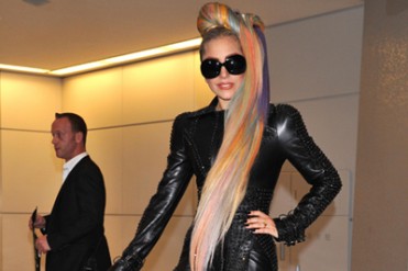 レディー・ガガ来日時着用トレンチはヴェルサーチ