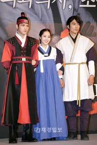 韓国MBC週末特別企画『Dr.JIN』(演出:ハン・ヒ/作家ハン・ジフン、チョン・ヒョンジン)の製作発表会が17日午後、ソウル小公洞ロッテホテル・クリスタルボールルームで開かれた。