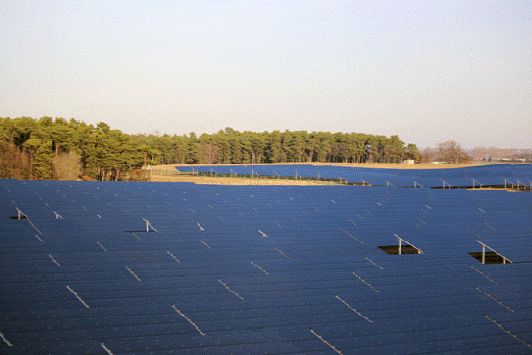 ベレクトリック社の太陽光発電所に設置されたソーラーフロンティアのCIS薄膜太陽電池（ドイツ、ブランデンブルグ州）（写真：ソーラーフロンティア）
