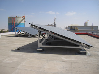 設置された太陽光発電システム（写真：昭和シェル石油）