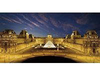 LED照明に改修されたナポレオン広場（画像：東芝）