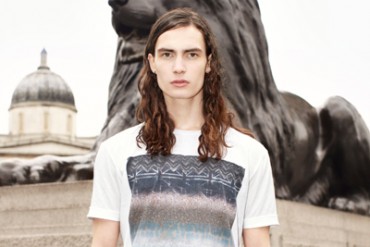 トップマン×新進気鋭のロンドンデザイナー5人の限定Tシャツがトップマンミラザ新宿店で発売