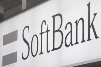 ソフトバンク＜９９８４＞（東１）は３１日、次第に持ち直す相場になり、朝寄り値の２３６０円（４２円安）を下値に１０時４０分には２４０１円（１円安）。