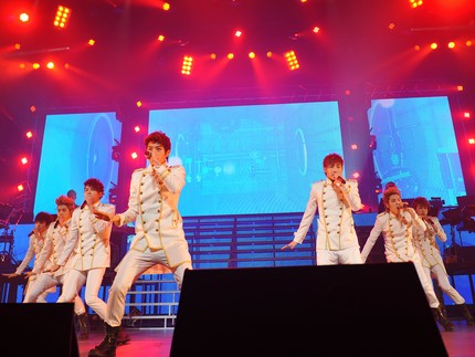 INFINITEが2月25、26日に東京国際フォーラムで開催した日本2回目のライブ映像がDVD『2012 INFINITE CONCERT 「SECOND INVASION」 in JAPAN』として8月1日に発売される。写真はライブ中のINFINITE（C）2012 Will-Be Inc.