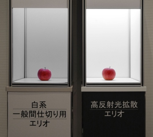 光を効果的に反射・拡散する金属パネル（右）と従来品（左）（写真：大日本印刷）