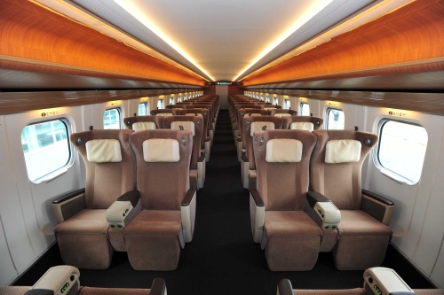 はやぶさグリーン車の天井に採用（写真：大日本印刷）