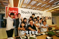 韓国広報大使の2PMとMiss Aが、外国人ファン5人とチームを結成し、19日に行われた料理対決に参加した。