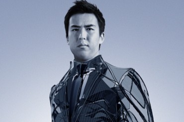 サッカー日本代表「勝負服」のロボティックバージョンを着用した長谷部のスーパービジュアル