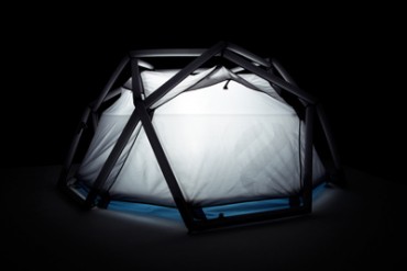 わずか1分で組み立てられる宇宙基地のようなテント「THE CAVE」