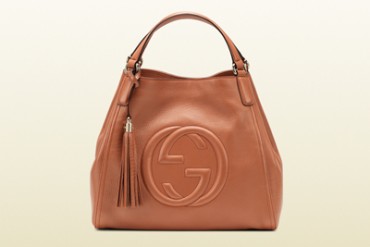 グッチの人気バッグ「ソーホー」から、秋のスタイルにぴったりな新作登場、日本限定色も発売
