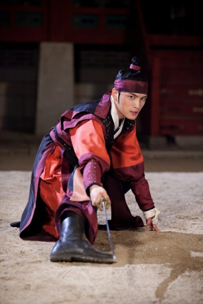 MBC週末ドラマ『Dr.JIN』のキム・ジェジュンが悲しみにふける真夜中の武術修練写真が公開され、ファンの注目を集めた。写真＝イギムプロダクション